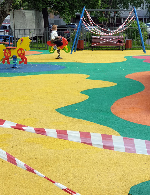 Москвичам разрешат прогулки на открытом воздухе, но детские площадки не откроют.