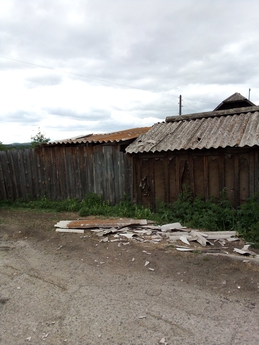 Повсюду на дороге был рассыпан шифер. Несколько машин было повреждено летевшими кусками. Благо, никто из людей не пострадал.