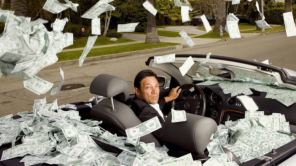 Джордан Белфорт — автор книги «Волк с Уолл-стрит» и прототип Леонардо ди Каприо из одноимённого фильма. 