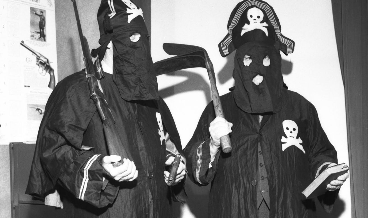 Сотрудники полиции в костюмах Черного Легиона во время расследования 