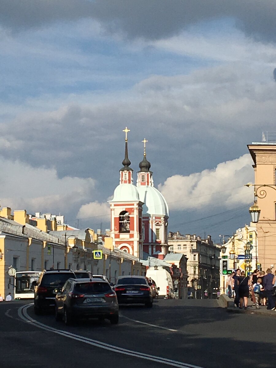 Вид на Пантелеймоновскую церковь со стороны Летнего сада