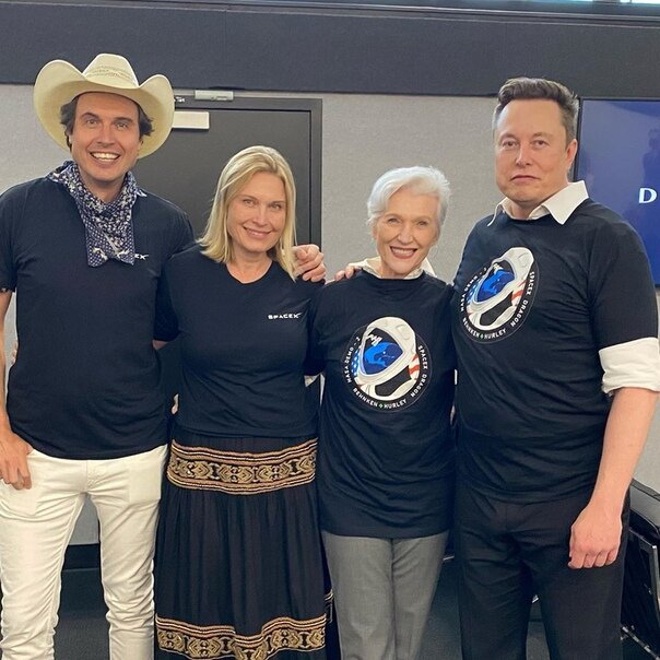 @instagram.com/mayemusk/