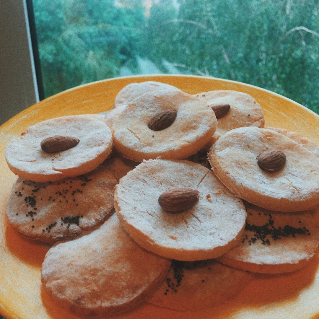 свое печенье я часто украшаю орехами и маком, получается очень вкусно