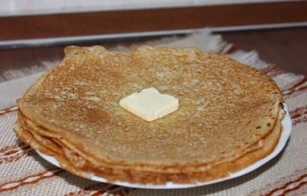 Когда в холодильнике нет яиц – это не повод отказываться от приготовления блинчиков. Для этого случая идеальны блины без яиц на кефире, рецепт которых предлагаем нашим читателям ниже.