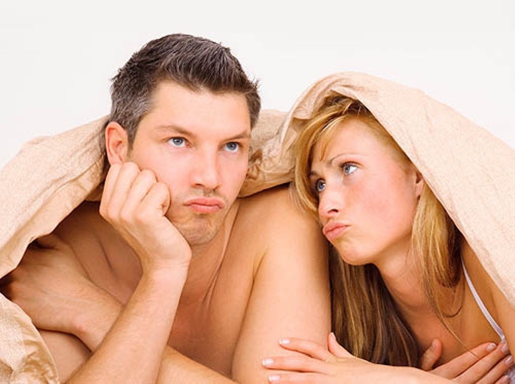 Когда дело касается любви и секса, мужчины и женщины ведут себя совершенно по-разному. И хотя на эту тему уже много написано и сказано, а интернет-форумы обсмаковали эту тему вдоль и поперек, вопрос «секс - это продолжение или начало отношений?» по-прежнему остается актуальным и часто становится камнем преткновения в отношениях.
 В наши дни предложить женщине заняться сексом после второго или третьего свидания считается вполне нормальным явлением. И если девушка отказывает, ее считают «старомодной». Более того, мужчины искренне не понимают, почему женщины себя так ведут, им кажется, что таким образом женщины просто набивают себе цену. И у них возникает вопрос: «Ну что здесь такого, это же естественно?» И вместо того чтобы разобраться, почему так происходит и как на это можно влиять, мужчины винят женщин: «...Они сами не знают, чего хотят от отношений...» А женщины винят мужчин: «...Им всем только одного надо...»
 Для наглядности и простоты восприятия, с одной стороны, а также для осознания всей глубины возникающих противоречий между мужчиной и женщиной предлагаю посмотреть на этот вопрос через призму четырех уровней гармонии в отношениях.
 Существуют четыре уровня гармонии в отношениях - это физический, эмоциональный, интеллектуальный и духовный.
 Мужчина начинает отношения с женщиной с физического уровня, т. е. вначале он оценивает женщину внешне. Не факт, что он ее сравнивает обязательно с моделями из журнала Cosmopolitan. Принципы красоты для каждого мужчины разные.
 Если женщина привлекательна для мужчины, то он начинает испытывать к ней физическое влечение, физический интерес. Поэтому выражение «мужчина любит глазами» очень точно отражает первый уровень отношений. Поэтому, предлагая сексуальные отношения, он как бы транслирует: «Ты мне нравишься!», совсем забывая о том, что женщина это воспринимает совсем по-другому. Ну, об этом чуть позже.
 Если мужчина и женщина не форсируют события, физическое влечение может трансформироваться, сублимироваться до уровня эмоционального интереса. То есть мужчине становятся интересны переживания женщины. Она вызывает не только сексуальное влечение, а глубокие чувства. Это эмоциональный уровень.
 Третий уровень - это интеллектуальная гармония. Мужчине на этом уровне становится интересен мир женщины. Он кажется ему другим. В этом мире безопасно, он добрее, чем мужской мир. Мужчина готов познать этот мир, он становится привлекательным для него.
 И наконец четвертый - это духовный уровень. Духовная гармония имеет одну особенность. Она не управляется нами, она не возникает по нашему желанию. Она возникает по принципу «браки заключаются на небесах». Но никогда не возникает духовная гармония, если вы не приложили усилия к тому, чтобы найти человека, с которым есть интеллектуальная, эмоциональная и физическая гармония.
 Особенность женской психики состоит в том, что сначала отношения возникают на уровне интереса, т. е. на интеллектуальном уровне. Именно поэтому часто женщины говорят: «Какой интересный мужчина!» Вы редко услышите от женщины: «У, какая интересная женщина!» Красивая женщина, симпатичная женщина, привлекательная женщина, но никак не интересная женщина.
 Когда мужчина слышит, что женщина о ком-то отзывается «интересный мужчина», он воображает себе, что женщину заинтересовала его внешность. На самом деле на первом уровне влечения женщине нравится характер этого человека, его разум, его цели, его манера говорить. Поэтому так часто бывает, что девочки влюбляются в своих учителей в школе или преподавателей в университете.
 Почему? Потому что разные уровни влюбленности. Для мужчины, естественно, первая стадия влюбленности на физическом уровне, женщины сначала влюбляются в качества характера и еще больше влюбляются в собственную фантазию об этом мужчине. Потому что интеллектуальная влюбленность означает силу разума. Разум женщины проявляется в том, что она умеет создавать свой особенный мир. Это умение связано с воображением очень сильно. И женщина создает этот мир, и она влюбляется в мужчину. Он ходит по ее миру и влюбляет ее в себя каждый день все сильнее. Условно говоря, женщина смотрит на мужчину через призму своего воображения.
 Следующий уровень. Если чуть-чуть придержать поводья и не дать женщине влюбиться в то, что она сама придумала о мужчине, то она может почувствовать эмоциональное влечение. И на этом этапе могут сложиться глубокие, чистые, хорошие отношения.
 Что может помешать переходу на другой этап отношений? То, что мужчина находится на физическом уровне, а женщина - на интеллектуальном.
 И, с одной стороны, женщине не нравится, что мужчина так торопится с сексом, и она думает, что, наверное, он такой же, как все, а с другой стороны, в силу своей природы, она думает, что если понравилась физически, то, вероятно, интеллектуально и эмоционально понравилась уже давно.
 Мужчины точно так же попадаются. Если мужчина видит, что женщина испытывает к нему интерес интеллектуальный, задает ему много вопросов, обсуждает с ним какие-то темы, интересуется его мнением, то начинает думать: «Ничего себе. Она, наверное, уже хочет со мной близости. Давно. Это все предлог только, чтобы близость со мной быстрее получить!» Потому что у него самого интеллектуальный интерес возникает только после того, как он почувствовал физическое влечение, почувствовал, что она ему не безразлична. А если при этом женщина в начале отношений проявляет теплое, доброе отношение к мужчине, чтобы было больше доверия, как это принято в женских отношениях, то мужчина это воспринимает однозначно как сигнал «Уже пора!».
 Точно так же женщина думает: «Если я уже желанна, то, наверное, я интересна и меня уже точно хотят взять в жены, потому что поняли мой мир. Мой удивительный мир».
 Мы вводим себя сами в заблуждение по одной причине, потому что думаем, если мы так устроены, человек рядом с нами тоже обязательно должен быть так устроен. Но мы разные. В этом суть.
 И поэтому в отношениях один из важнейших факторов - это время. И если мужчина и женщина настроены на построение долгосрочных отношений, то время необходимо женщине для того, чтобы не позволить победить силе своей фантазии о мужчине и гармонично пройти через все уровни, где секс воспринимается как прекрасная составляющая отношений. А мужчине для того, чтобы позволить своей сексуальной энергии сублимироваться и впустить в свою жизнь более глубокие отношения.