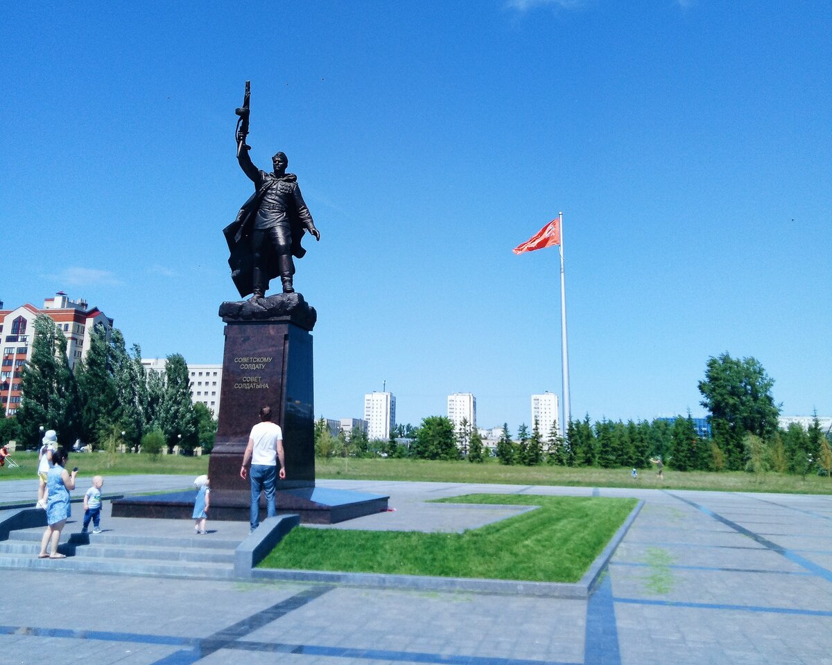 памятник советскому солдату и красное знамя