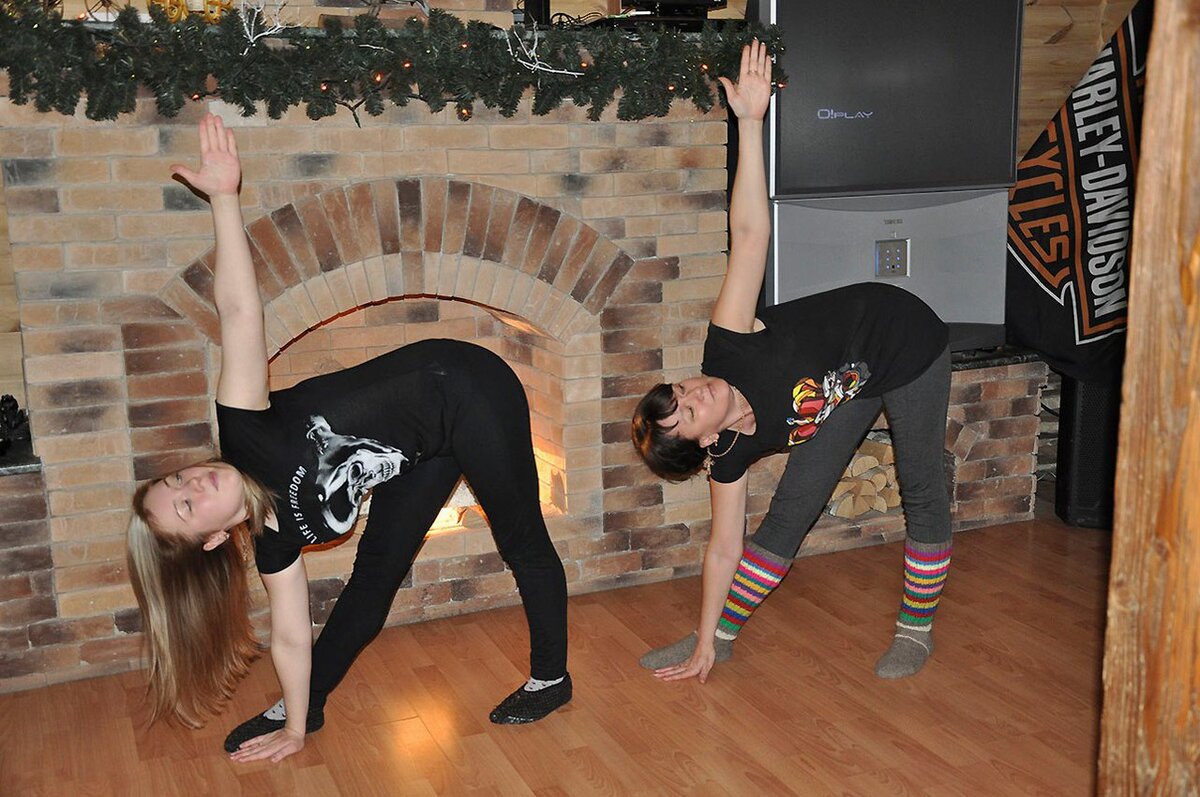 Моя любимая ученица Ксения, возраст - 25 лет. И я в 43 года. Разве есть большая разница в гибкости? Хотите также? Бодифлекс не даст вам заржаветь! Не имеет значения когда вы начали! Регулярные тренировки от 15 минут и больше и вы пластичная, как пантера.