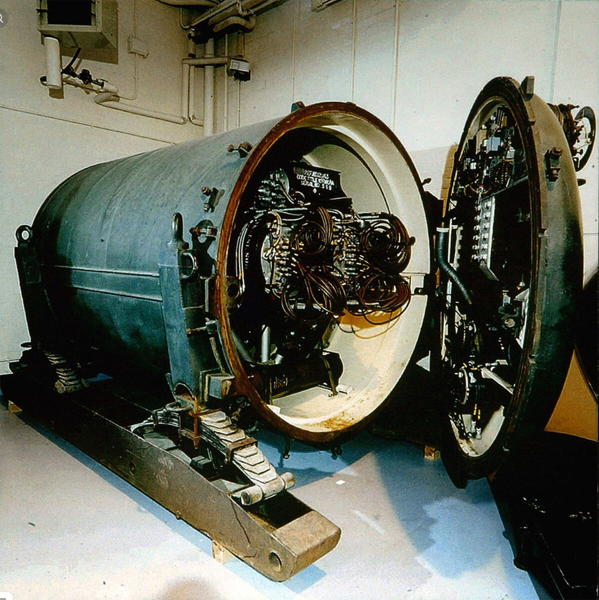 Прототип 7-тонной ядерной наземной мины.