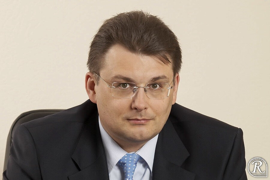 Он ввёл в заблуждение людей, это говорит о высоком профессионализме американской школы Майданов, которая и осуществляла подготовку Платошкина. Это идеологический враг. А то, что люди следуют за ним обманным путём, не особо понимая, что происходит, подвергает общество рискам деградации. Поэтому защита государства и отечества в отношении него должна быть на более высоком уровне.