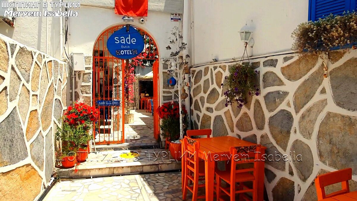 Первый отель. С греческими нотками в оформлении.