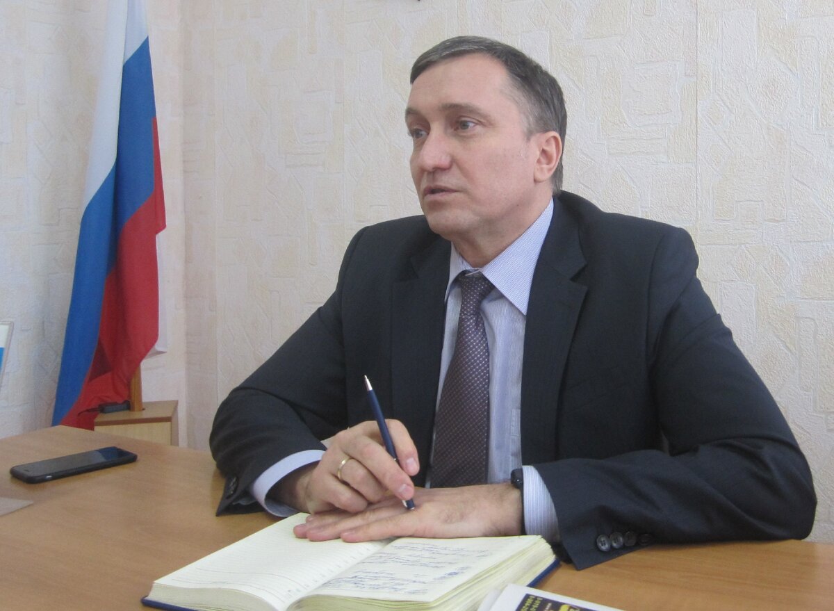 Руководитель регионального отделения ПФР в ходе приёма граждан на базе городской общественной приёмной, его помощники и заявители (3 фото автора)