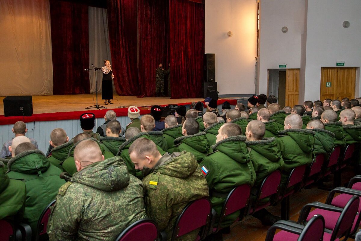 Общественные организации в вооруженных силах. Алейск Алтайский край военный городок. Комната досуга военнослужащих. Концерт в военной части. Военный театр.