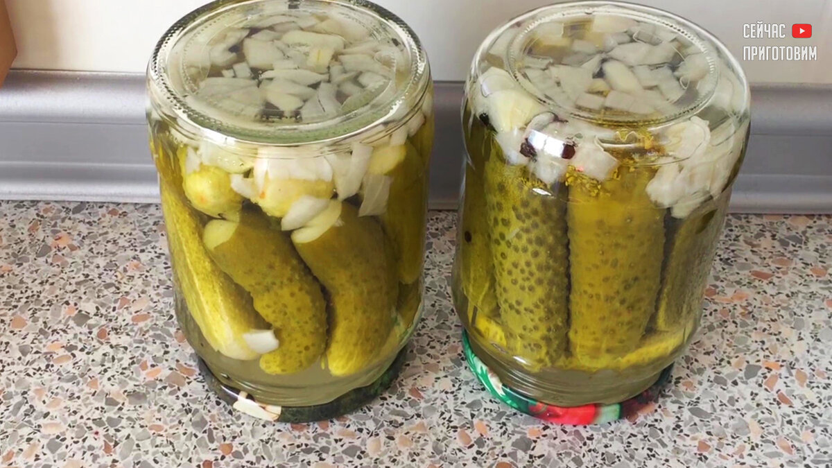 Маринованные огурцы на зиму рассол. Рассол для огурцов на 1 литр воды на зиму. Маринованные огурчики на 1 литр. Рассол на огурцы на зиму.
