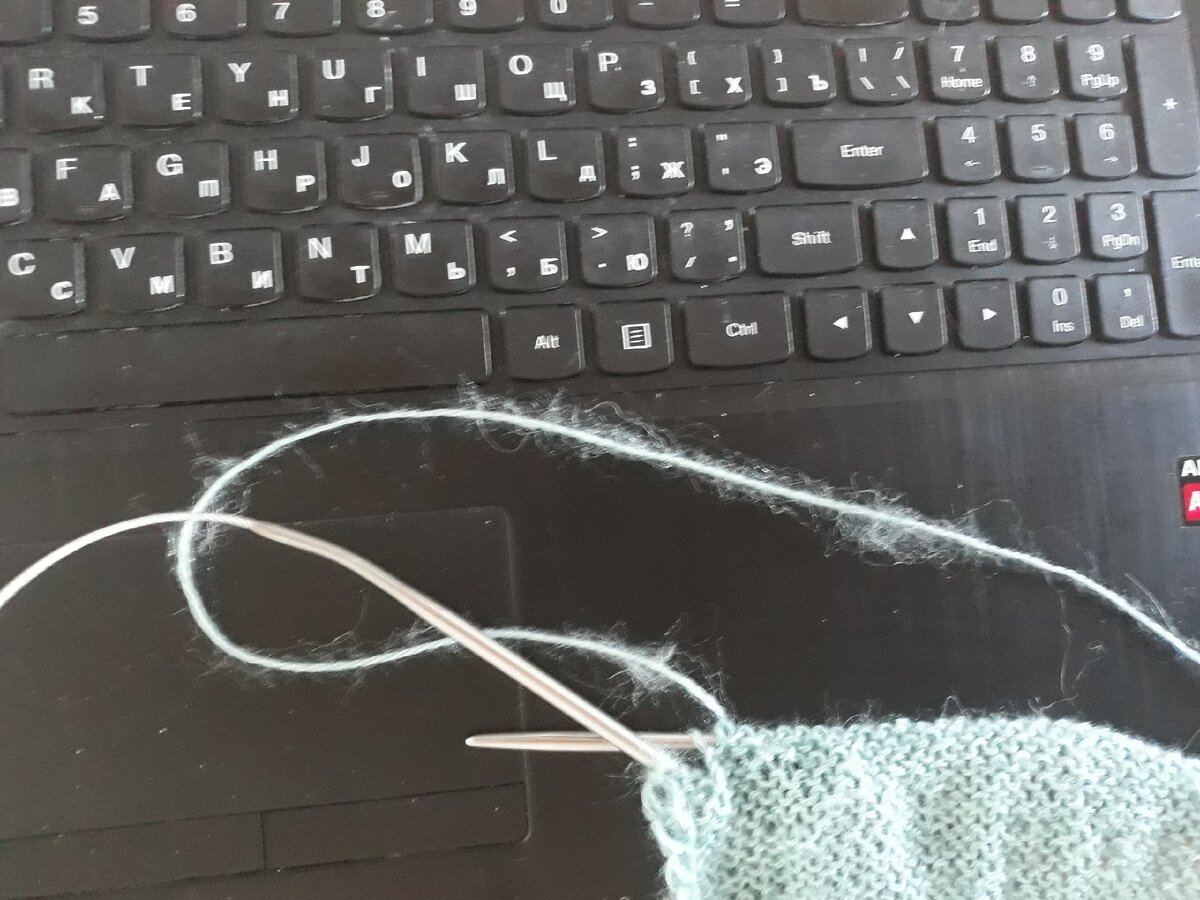 На чёрном фоне хорошо виден мохеровый пушок.