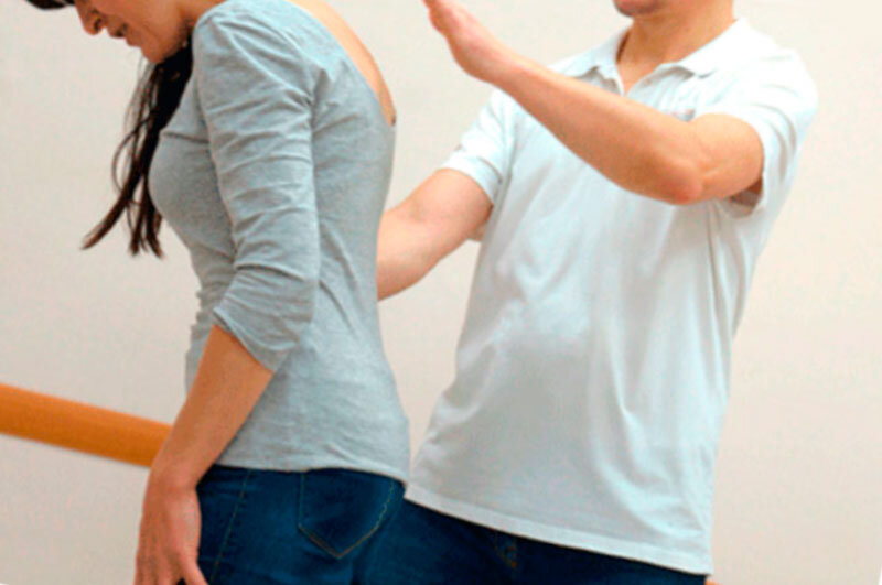 оказать первую помощь