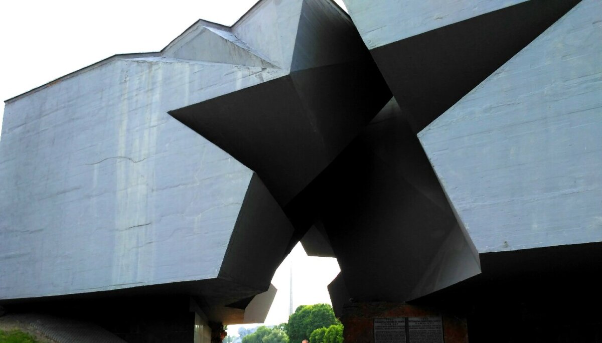 Вход в Брестскую крепость - герой