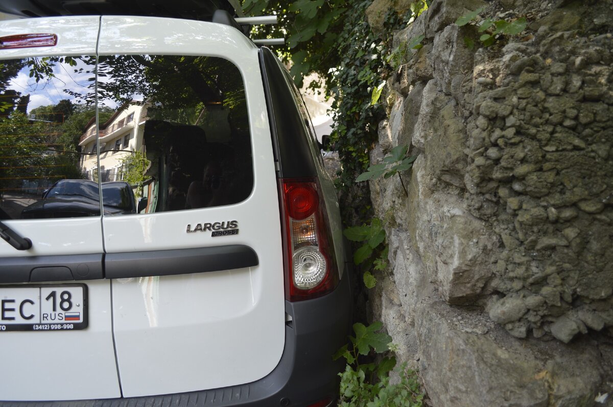 Парковались ночью. Ни одной царапины