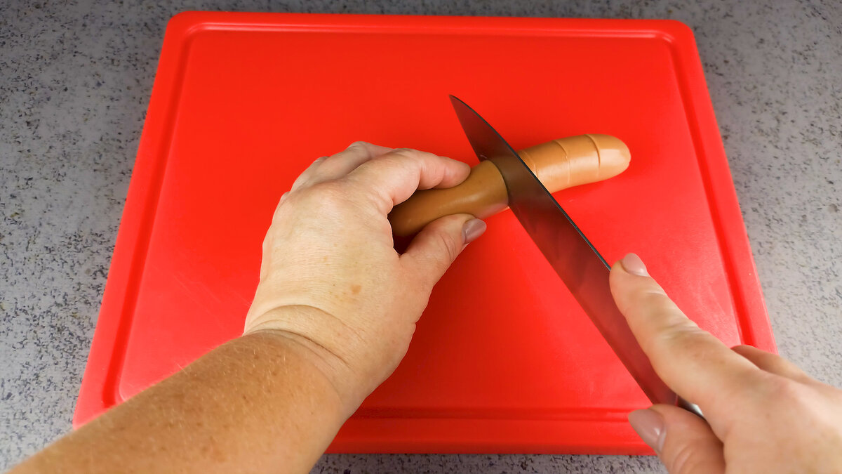 нарезаю сосиски