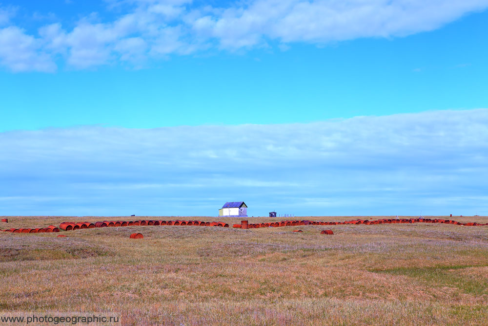 Вдалеке домик метеостанции