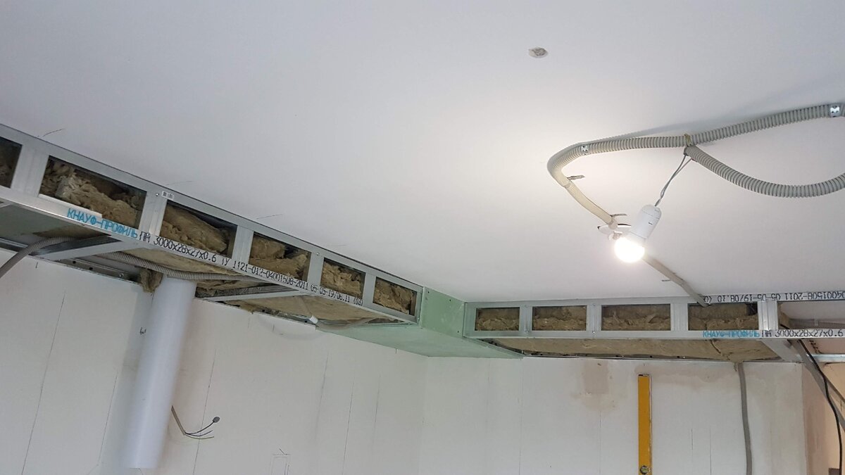 Вывод под кухонную вытяжку + минеральная вата для звукоизоляции.