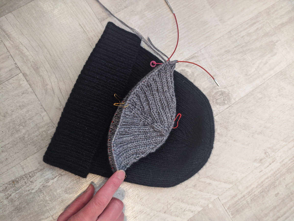 После того, как достигли нужной ширины шапки, можно вязать вниз, до нужной высоты (фото из личного архива)