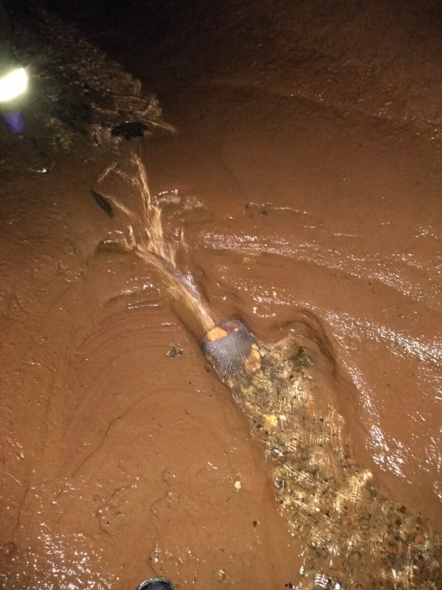 Вода действительно везде. Даже такие водопадики образуются.