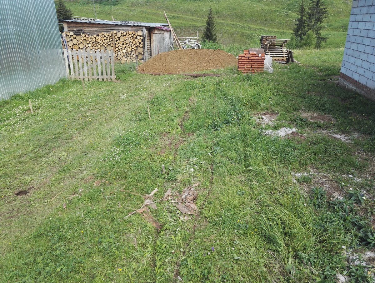 Места лучше чем в будущем гараже- нет.  Два в одном, и не нужно доп.расходы на кровлю над ямой.