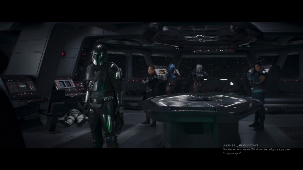 Бо-катан около стола. С белым рисунком на шлеме.