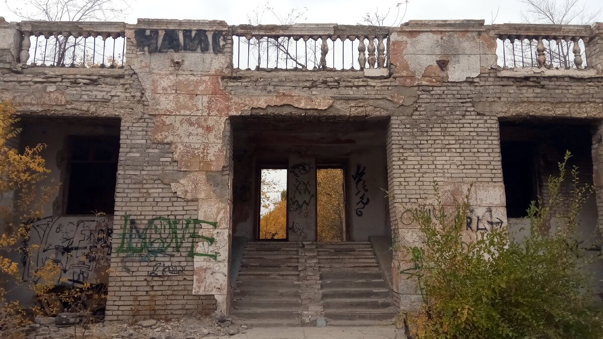 Кое-где на чудом уцелевшей штукатурке ещё можно увидеть следы краски