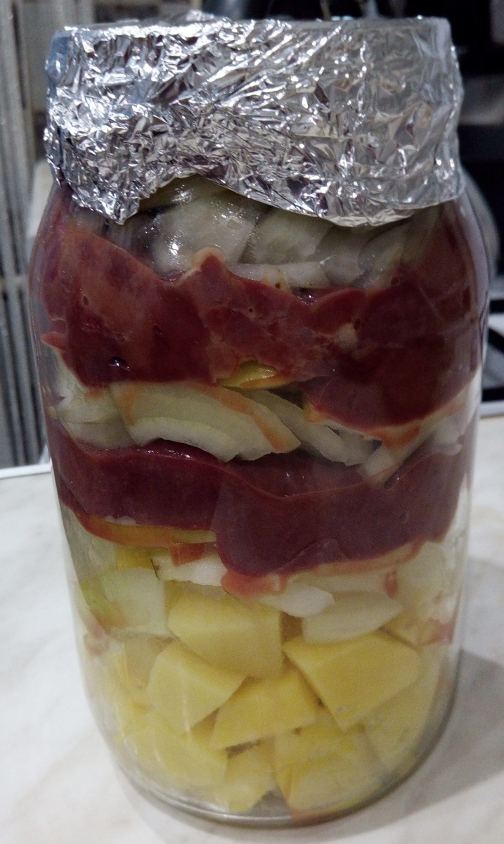 Я поместил всю картошечку вниз банки, вы можете укладывать его тоже слоями.