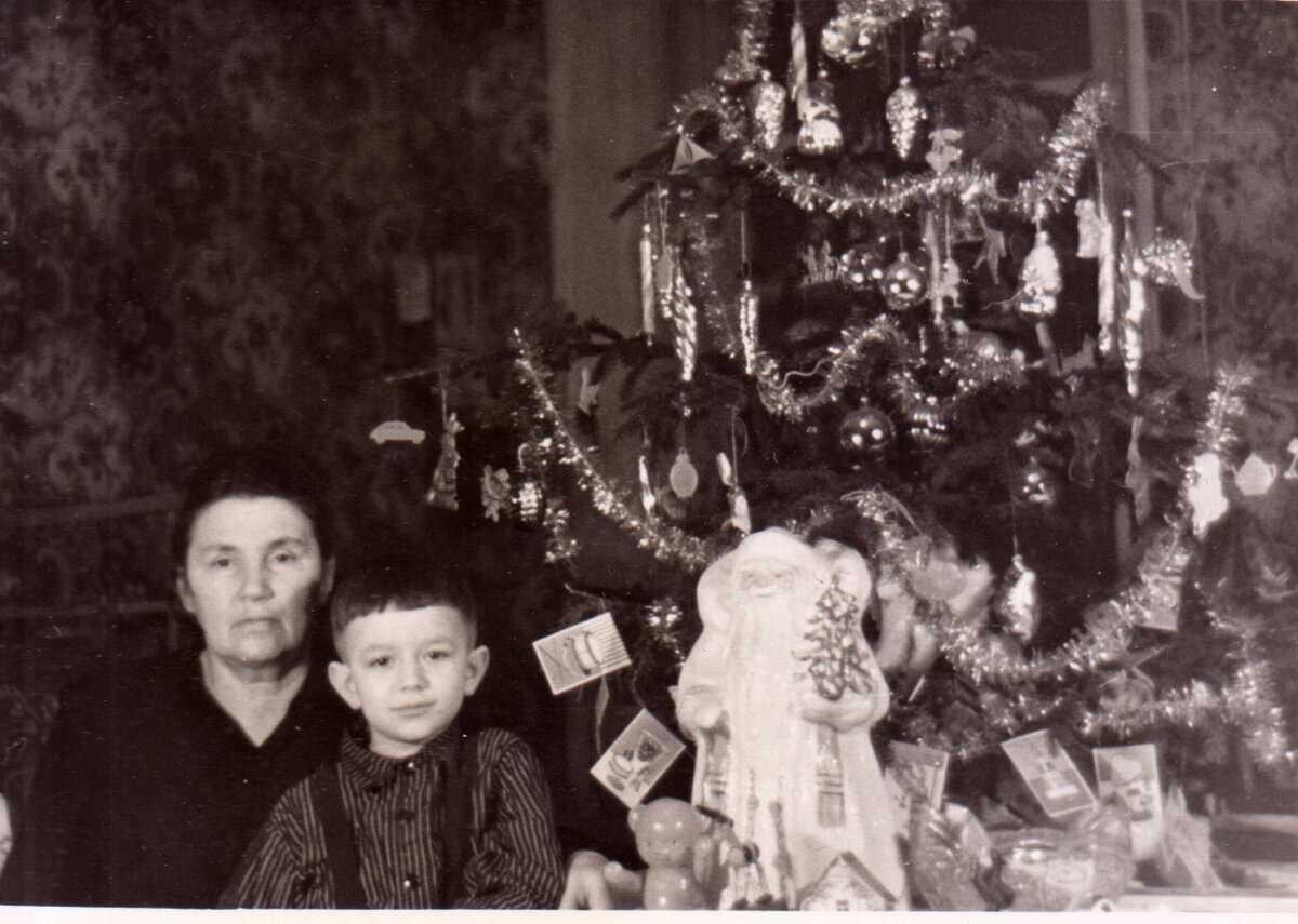 Мой папа со своей бабушкой дома у новогодней ёлки. 1951 год