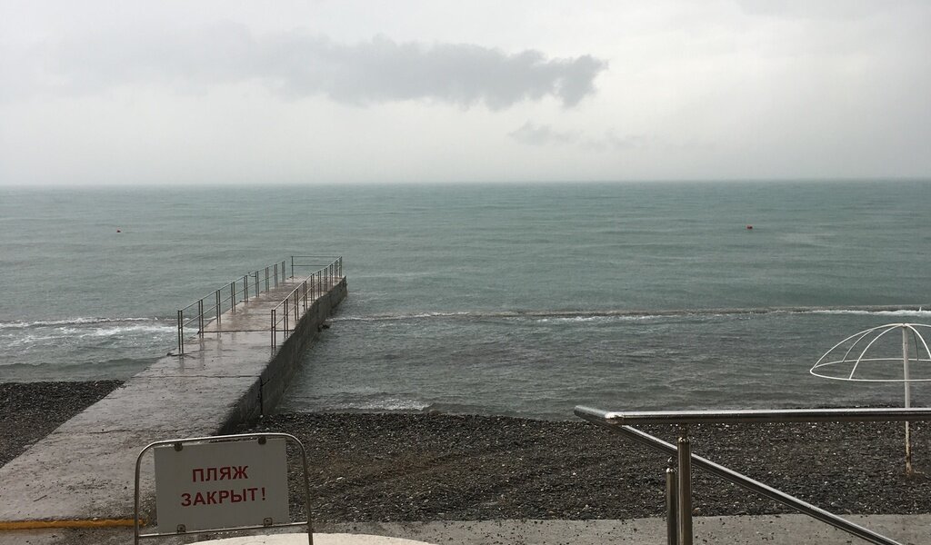 Собственный пляж отеля в ноябре.