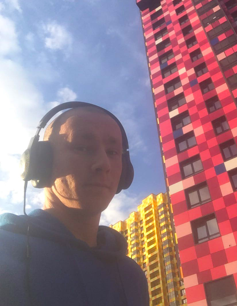 Автор канала на фоне недвижимости