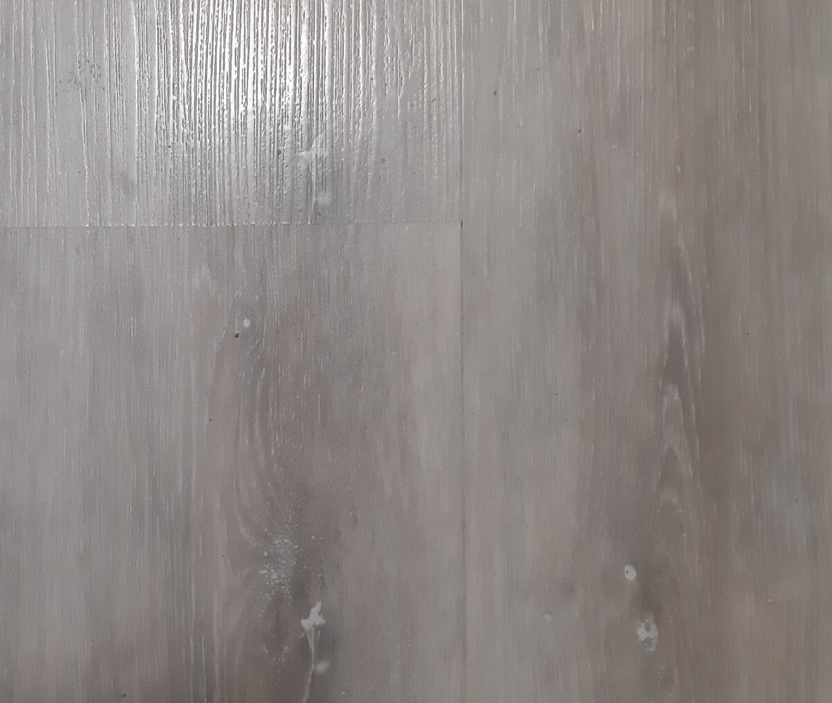 Если приглядеться то щель видно.