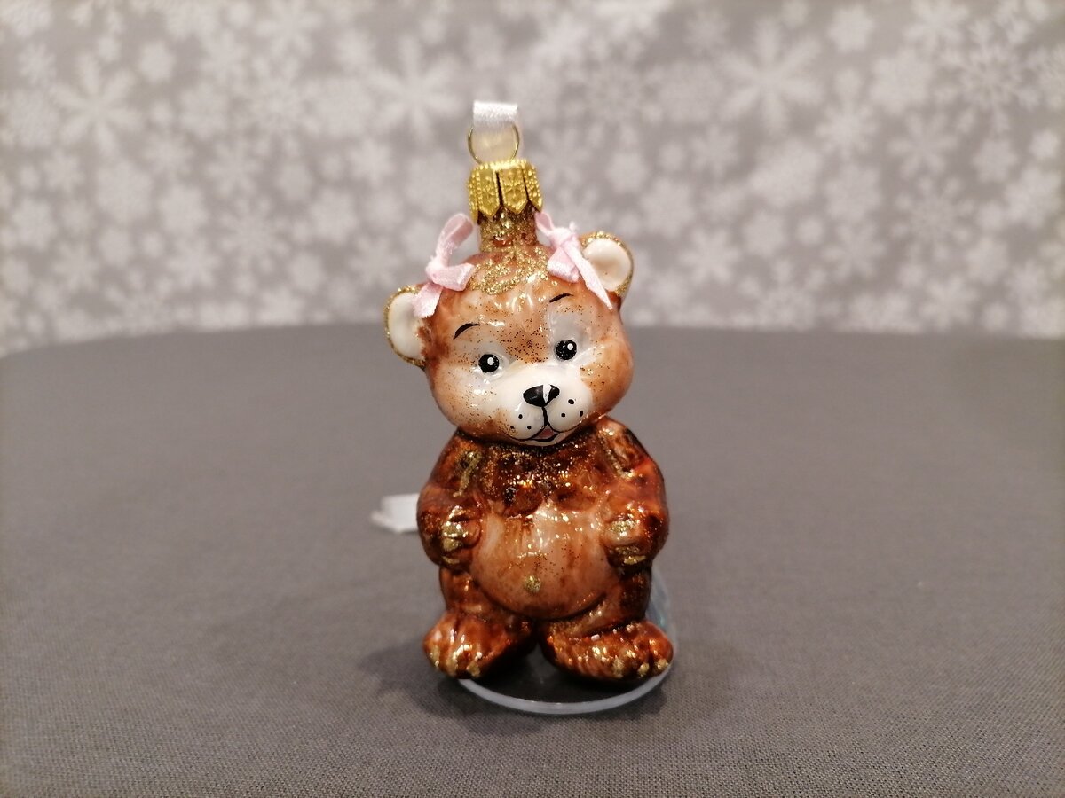 Современные ёлочные игрушки из стекла.