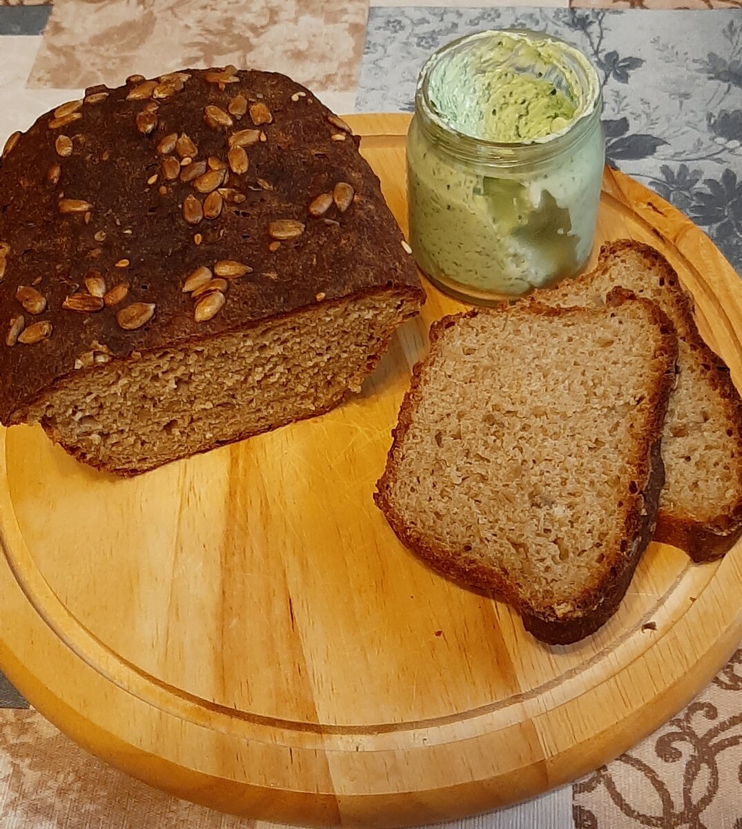 Домашний хлеб и творог с зеленью.