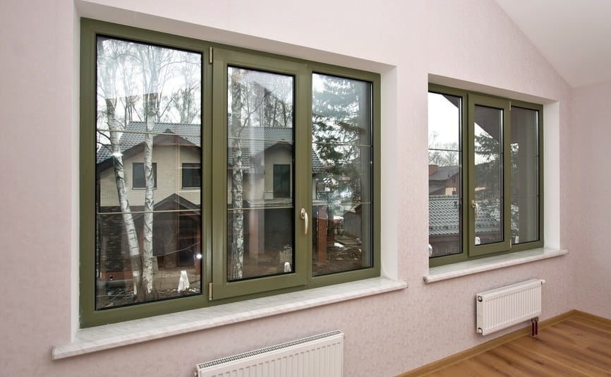 Оконный блок с окрашенными рамами (фото с сайта legprom174.ru )