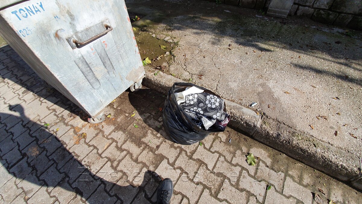 Я мешок попинала и стало всё понятно. В мешке остатки мебельной ткани, видимо на производстве наводили порядок перед новым годом и выбросили лишнее. Я пакет взяла домой.