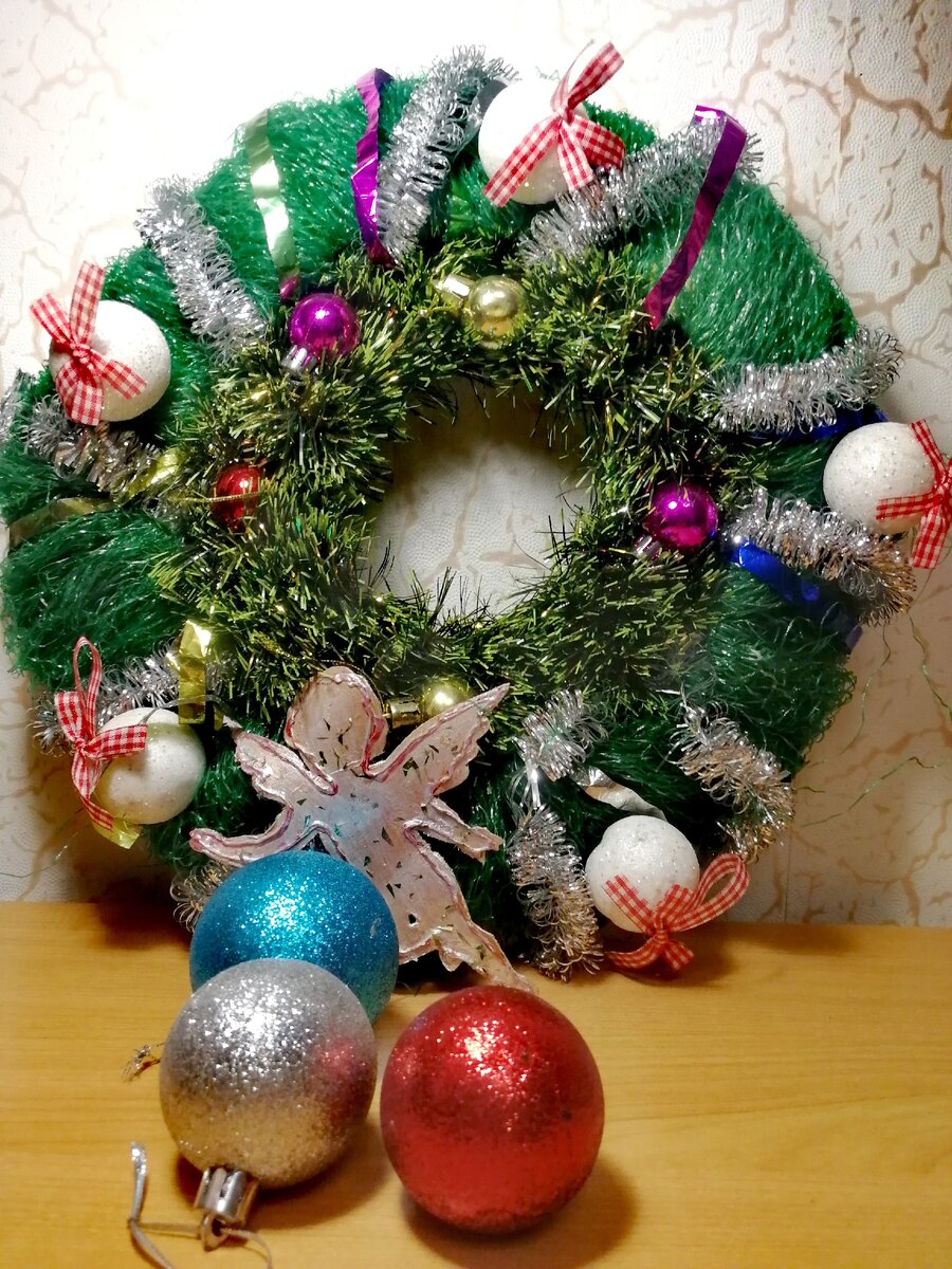 Достала в таком виде - нужно было только немного поправить мишуру.