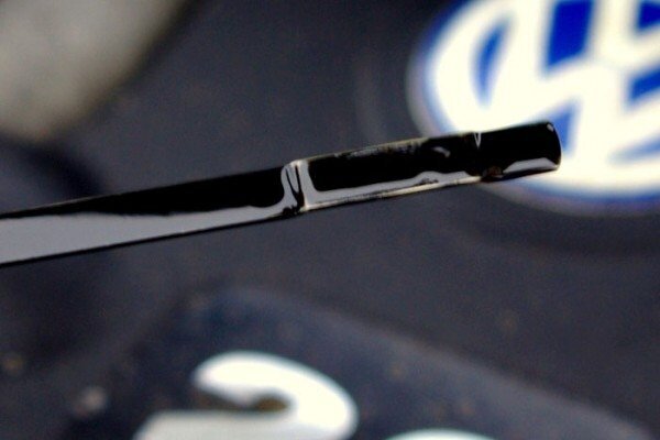 Черное моторное масло (Источник: https://odnadetal.ru/drugoe/bystro-cherneet-maslo-2.html)