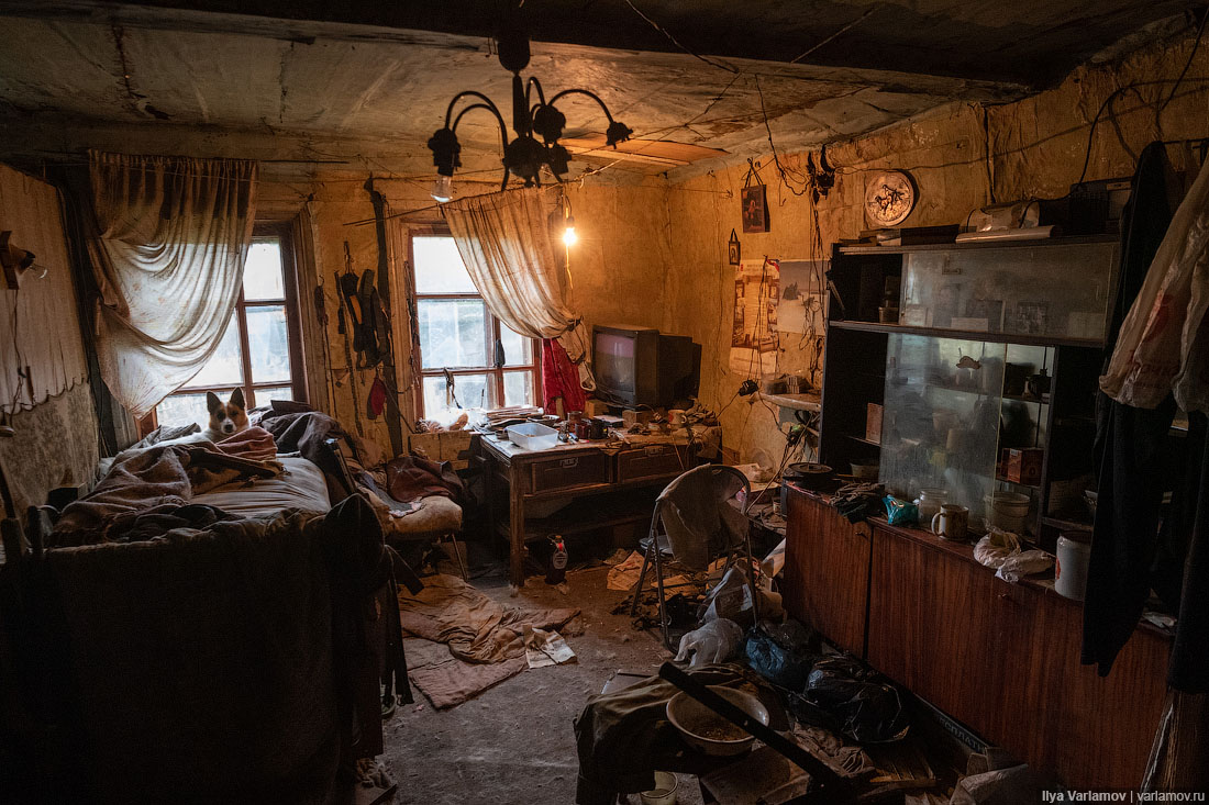 Страшная жизнь в россии. Бедный дом внутри. Бедные квартиры в России. Бедные дома внутри. Квартира бедного человека.