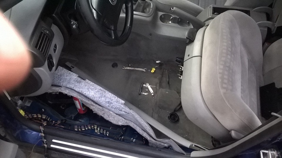 Блок комфорта стоит в ногах пассажира и его может легко залить