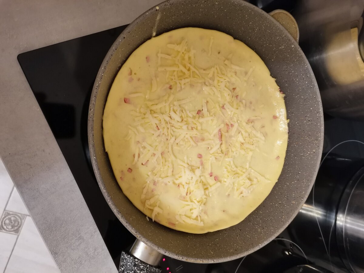 Переворачиваем и посыпаем тертым сыром.