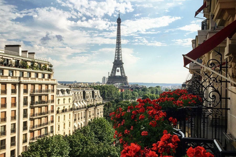 Париж Plaza Athenee вид на Эйфелеву