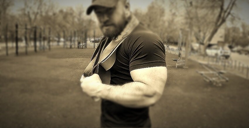 Атлет с резиной