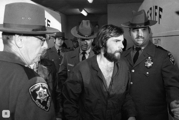 РОНАЛЬД ДЕФЕО-МЛАДШИЙ, ПОКИДАЕТ ОКРУЖНОЙ СУД ОКРУГА САФФОЛК ПОСЛЕ СЛУШАНИЯ ДЕЛА, 15 НОЯБРЯ 1974 ГОДА. ПОЗЖЕ ОН БЫЛ ОСУЖДЕН ЗА ТО, ЧТО ЗАСТРЕЛИЛ СВОИХ РОДИТЕЛЕЙ, ДВУХ БРАТЬЕВ И ДВУХ СЕСТЕР ВО СНЕ