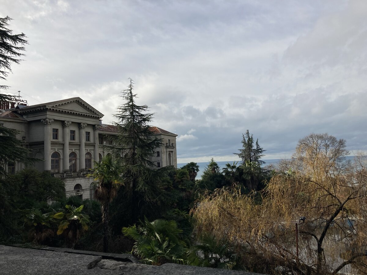 вид на левый корпус. Все двери заколочены, часть окон выбита.