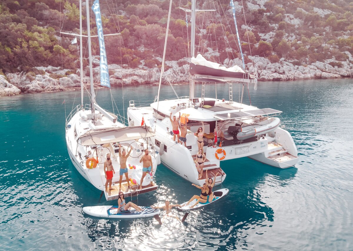 Сравните размер яхты и катамарана. Источник neregatta.ru