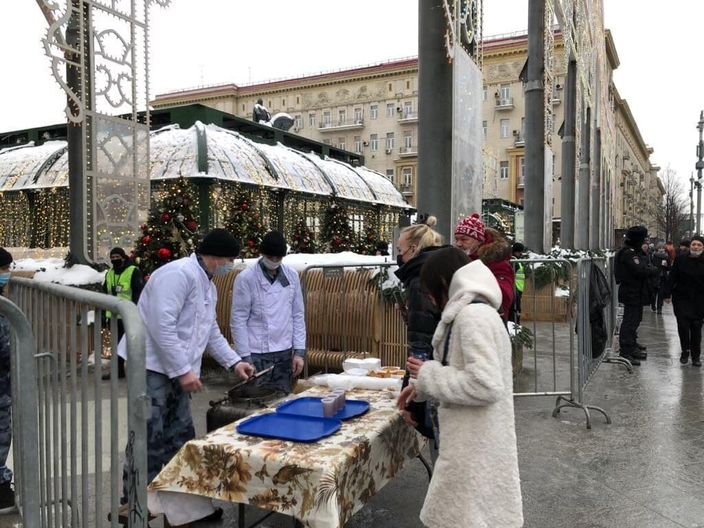 Росгвардия угощает людей чаем и печеньем. Фото взято с открытых интернет-источников