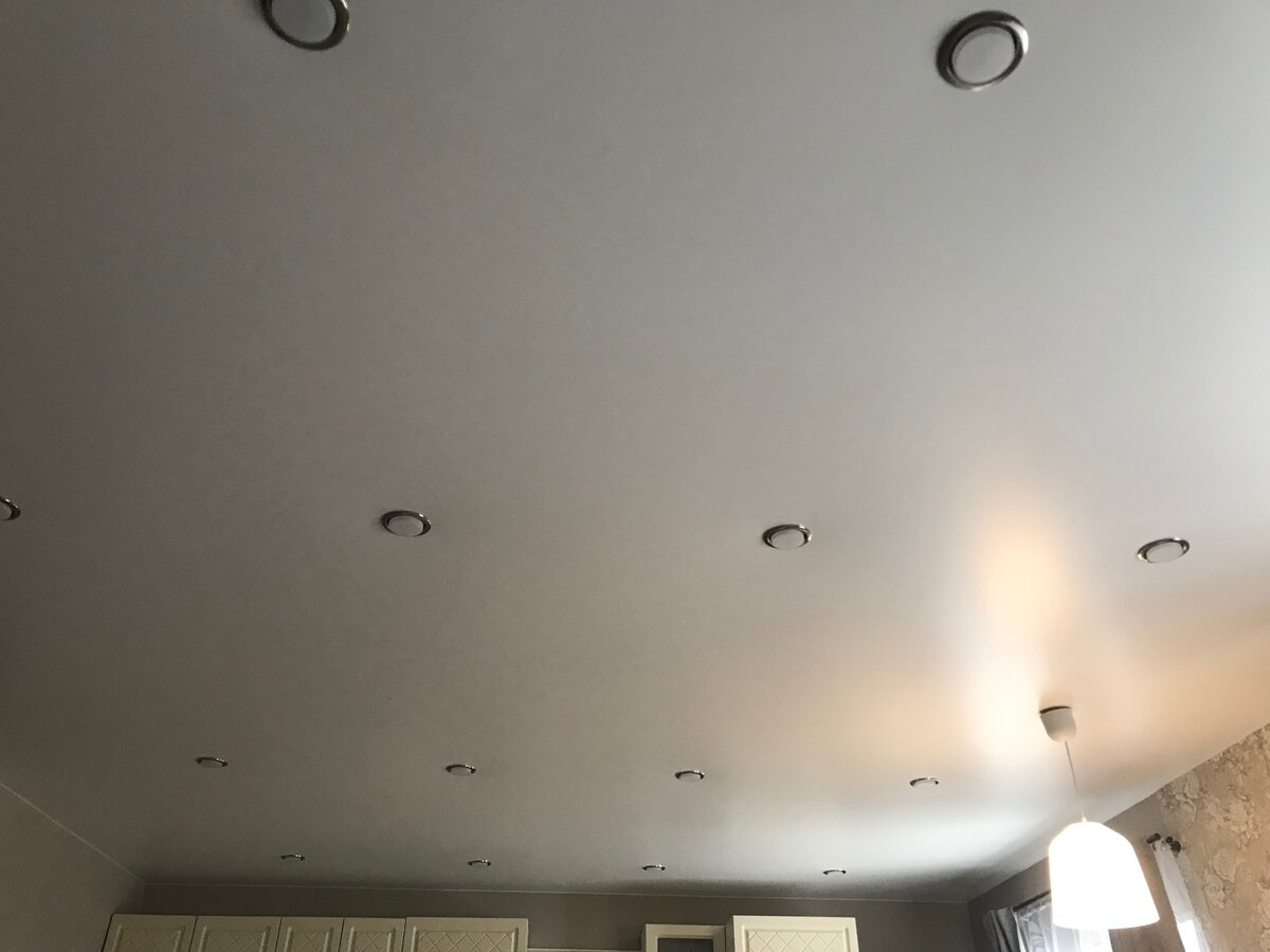 Плюс, есть еще потолочный торшер, который используем даже чаще, чем основное освещение. 